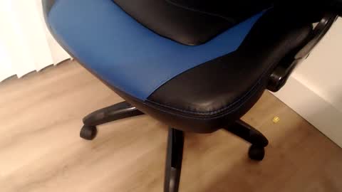 i erupt if you suck ur nipples 4 me and look at the camera while watching me online show from April 1, 2026, 12:06 pm