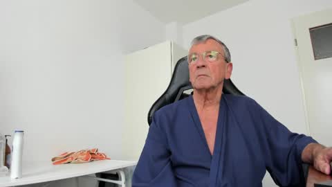 Snapshot of 200gentleman chatting on May 3, 2026, 12:22 pm Henk online show from May 3, 2026, 12:22 pm