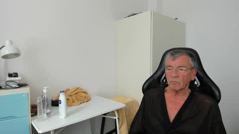 Snapshot of 200gentleman chatting on May 17, 2026, 11:06 am Henk online show from May 17, 2026, 11:06 am