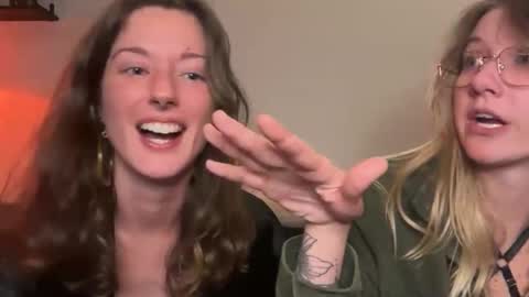 Snapshot of 2girls1boat chatting on November 17, 2025, 4:40 am Zenon Zelda online show from November 17, 2025, 4:40 am