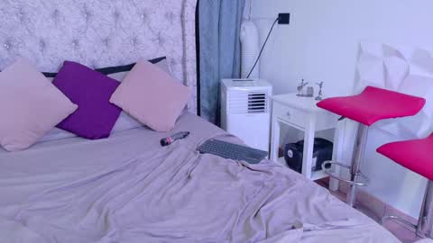 Amy    online show from January 25, 2025, 10:18 pm