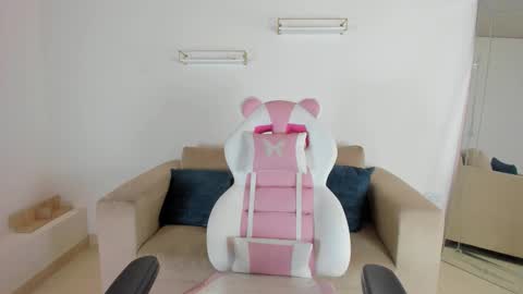    online show from October 3, 2025, 12:13 pm