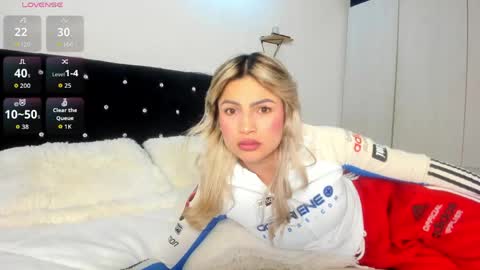 Snapshot of _cereza_ chatting on May 4, 2026, 2:40 am Bella online show from May 4, 2026, 2:40 am