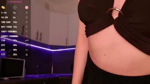 _esmeraldiyaa_ online show from November 9, 2025, 9:46 pm