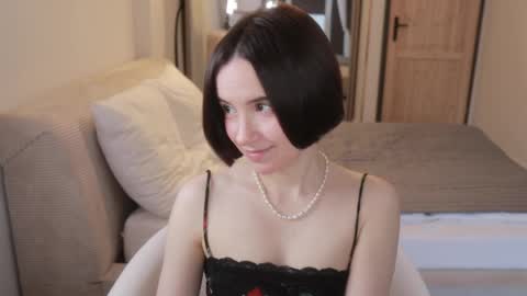 Snapshot of _female_essence_ chatting on May 31, 2026, 5:42 pm Essie online show from May 31, 2026, 5:42 pm
