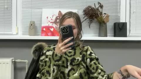 Snapshot of _florinika_ chatting on November 13, 2025, 4:17 pm Flora online show from November 13, 2025, 4:17 pm