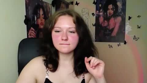 Snapshot of _foxy_lady chatting on June 5, 2026, 6:52 am Alice online show from June 5, 2026, 6:52 am