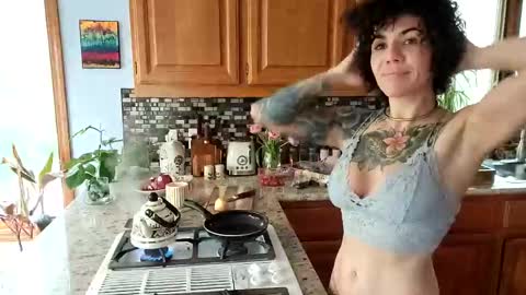 Snapshot of _frankie_rivers chatting on February 17, 2025, 7:53 pm Frankie Rivers allmylinks online show from February 17, 2025, 7:53 pm