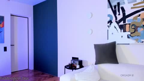 Snapshot of _hidden_gem_ chatting on March 7, 2025, 3:07 pm Laura online show from March 7, 2025, 3:07 pm