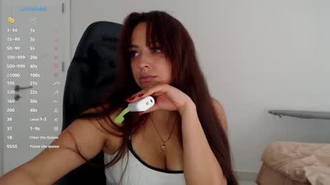 Snapshot of _just_a_queen_3 chatting on May 1, 2026, 6:01 pm _just_a_queen_3 online show from May 1, 2026, 6:01 pm