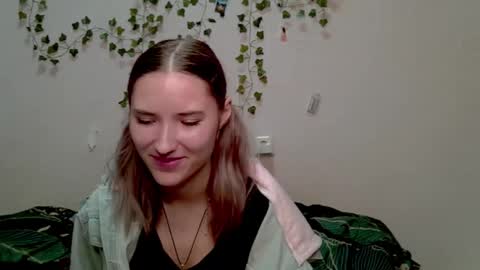 _kikiclark_ online show from October 25, 2025, 9:20 pm