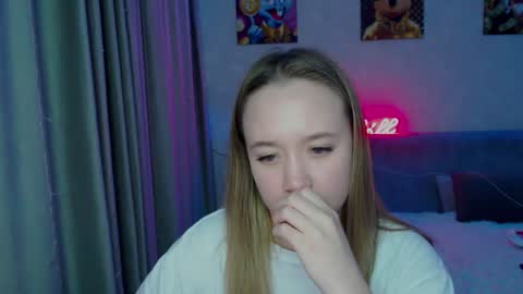 _lalune_ online show from December 25, 2024, 3:40 am