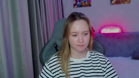 _lalune_ online show from January 16, 2025, 9:51 pm