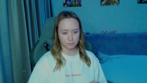 _lalune_ online show from January 25, 2025, 2:14 pm