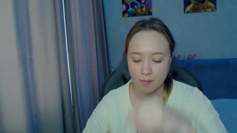 _lalune_ online show from February 4, 2025, 5:10 am