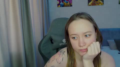 _lalune_ online show from February 10, 2025, 6:31 am