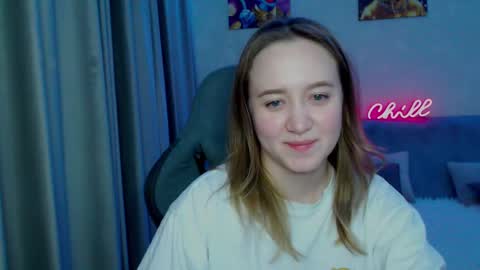 _lalune_ online show from February 16, 2025, 5:37 pm