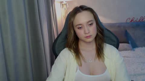 _lalune_ online show from February 23, 2025, 8:44 pm