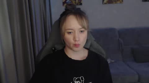 _lalune_ online show from March 10, 2025, 7:07 pm