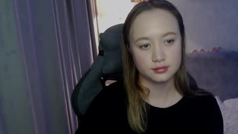 _lalune_ online show from September 22, 2025, 5:04 pm