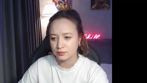 _lalune_ online show from November 17, 2025, 2:56 pm