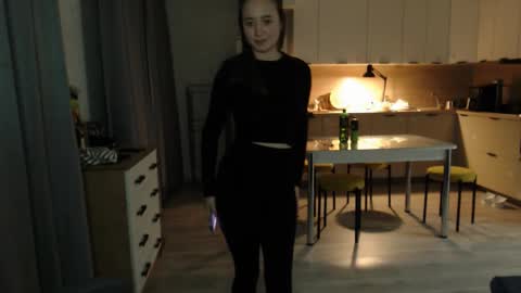 _lalune_ online show from February 5, 2026, 5:28 pm