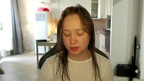 _lalune_ online show from June 6, 2026, 10:42 am