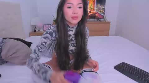 Lynna online show from December 1, 2025, 10:26 pm