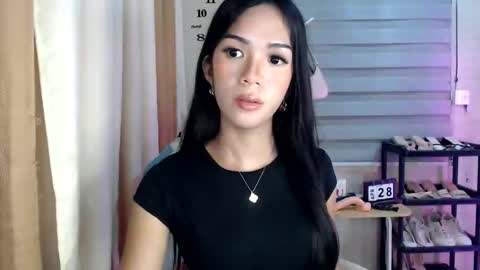 Snapshot of _mellyxxx chatting on April 28, 2026, 12:43 pm Melly online show from April 28, 2026, 12:43 pm