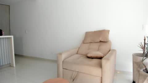 _mia_peach online show from May 15, 2026, 9:33 pm