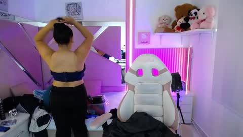  Mia  online show from October 1, 2025, 12:55 pm