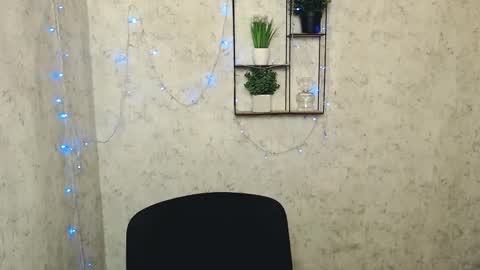 Mia online show from February 28, 2025, 5:04 pm