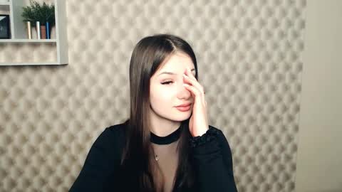 Mia online show from March 7, 2025, 2:12 pm