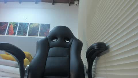 _molly_rosse_ online show from April 8, 2026, 12:16 pm