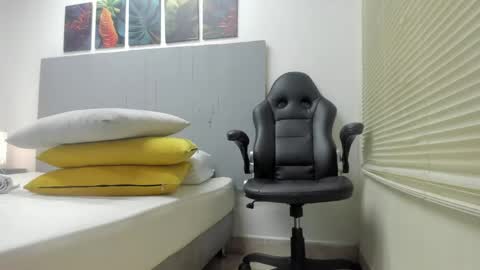 _molly_rosse_ online show from April 16, 2026, 12:28 pm