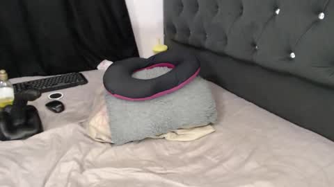 _pamelaqueen_ online show from January 6, 2026, 12:25 am