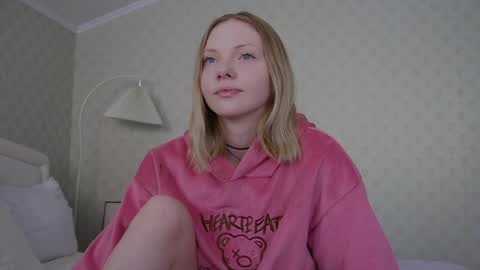 Snapshot of _penisflytrap_ chatting on April 4, 2026, 7:50 am Viktoria online show from April 4, 2026, 7:50 am