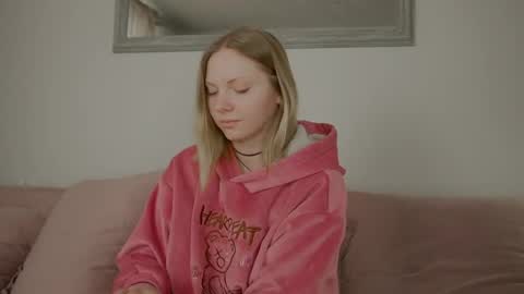 Snapshot of _penisflytrap_ chatting on April 17, 2026, 7:33 am Viktoria online show from April 17, 2026, 7:33 am