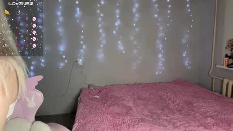 Ellie and Nika online show from February 5, 2026, 3:27 pm