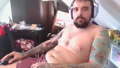 _smiley_bear27 online show from November 6, 2025, 4:13 am