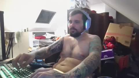 _smiley_bear27 online show from December 5, 2025, 10:02 am