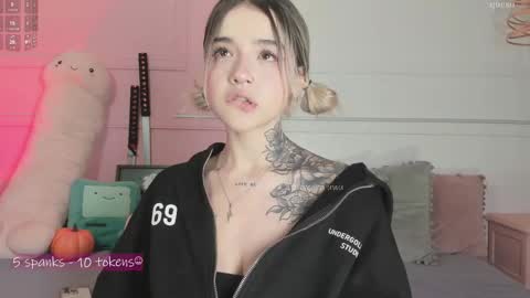 _tammarra_ online show from October 21, 2025, 10:32 pm