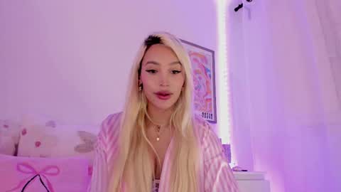 Snapshot of _viioletweekend_ chatting on February 21, 2025, 8:27 pm online show from February 21, 2025, 8:27 pm