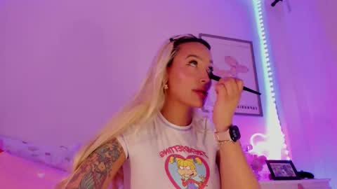 Snapshot of _viioletweekend_ chatting on March 11, 2025, 8:42 pm online show from March 11, 2025, 8:42 pm