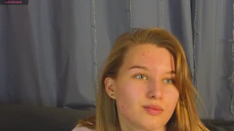 _watchmesmile_ online show from May 7, 2026, 4:51 am