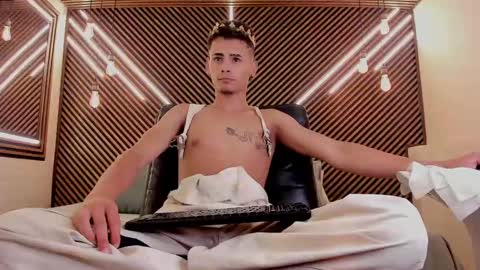  white fox  online show from February 11, 2025, 4:33 am