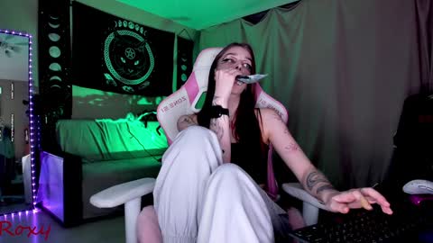 Snapshot of _yourwetdreams_ chatting on December 25, 2024, 7:34 pm Roxy online show from December 25, 2024, 7:34 pm
