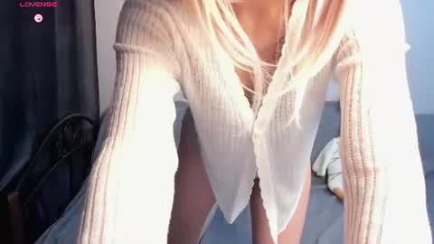 Snapshot of _yuriko chatting on July 19, 2026, 8:23 pm Mia online show from July 19, 2026, 8:23 pm