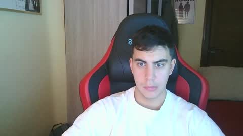 Snapshot of aaronlavine chatting on February 11, 2025, 4:46 pm aaronlavine online show from February 11, 2025, 4:46 pm