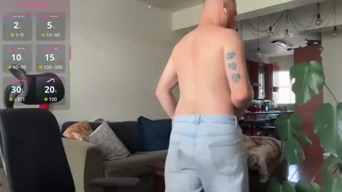 Snapshot of aaronstone_ chatting on October 31, 2025, 9:54 am Scrufffypup online show from October 31, 2025, 9:54 am